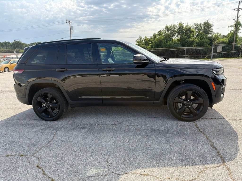 Used 2023 Diamond Black Jeep Altitude image 2