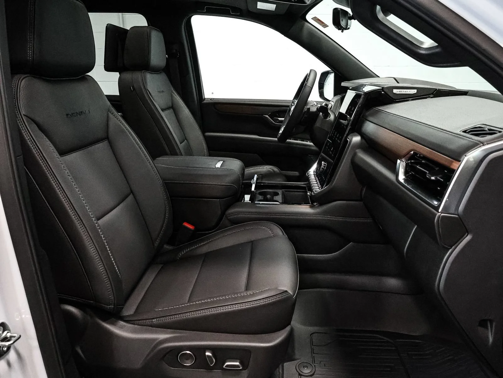 2026 GMC Yukon XL Denali - Photo 23