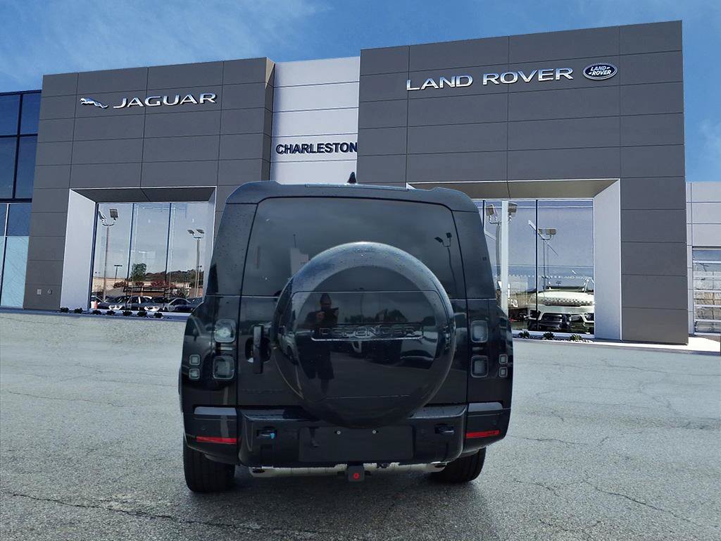 Certified Used 2026 Santorini Black Metallic Land Rover X-Dynamic SE image 4