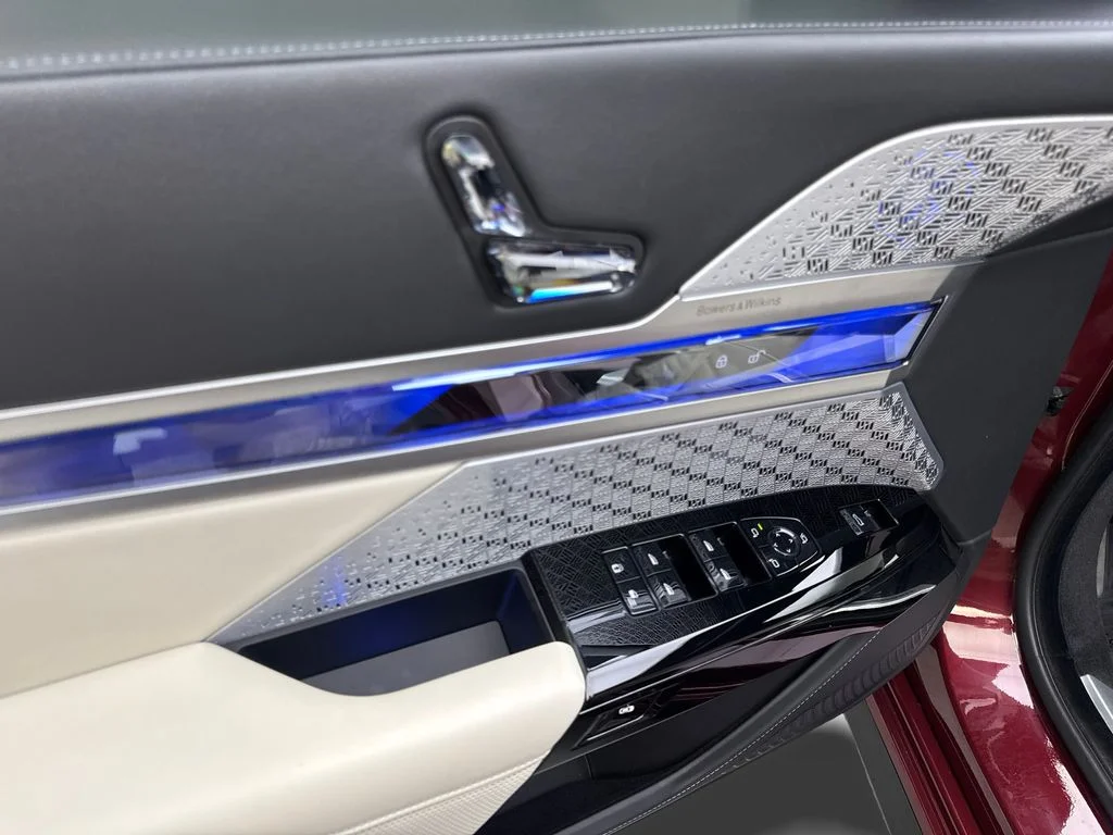 Used 2023 Red BMW xDrive60 image 32