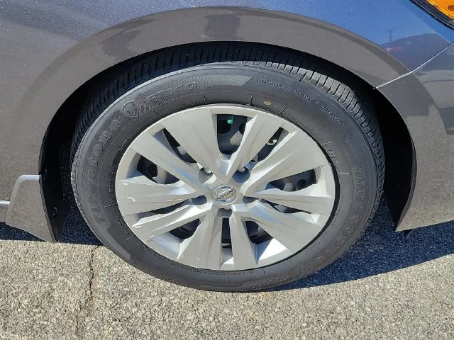Used 2022 Gray Nissan S image 8