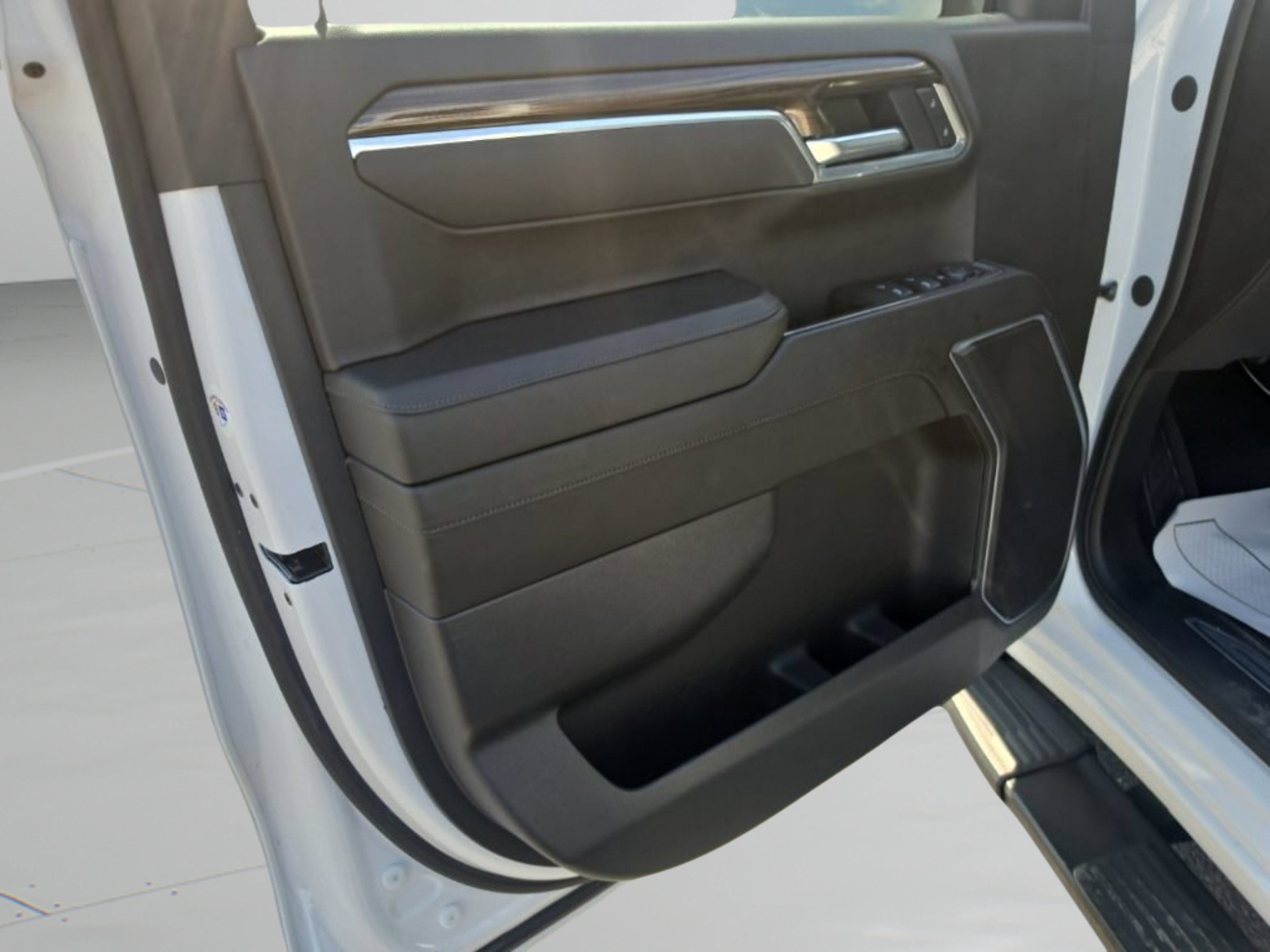 Used 2025 Summit White Chevrolet LT image 12