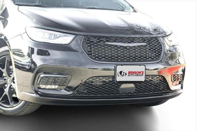 New 2026 Diamond Black Crystal Pearl-Coat Exterior Paint Chrysler Limited image 3