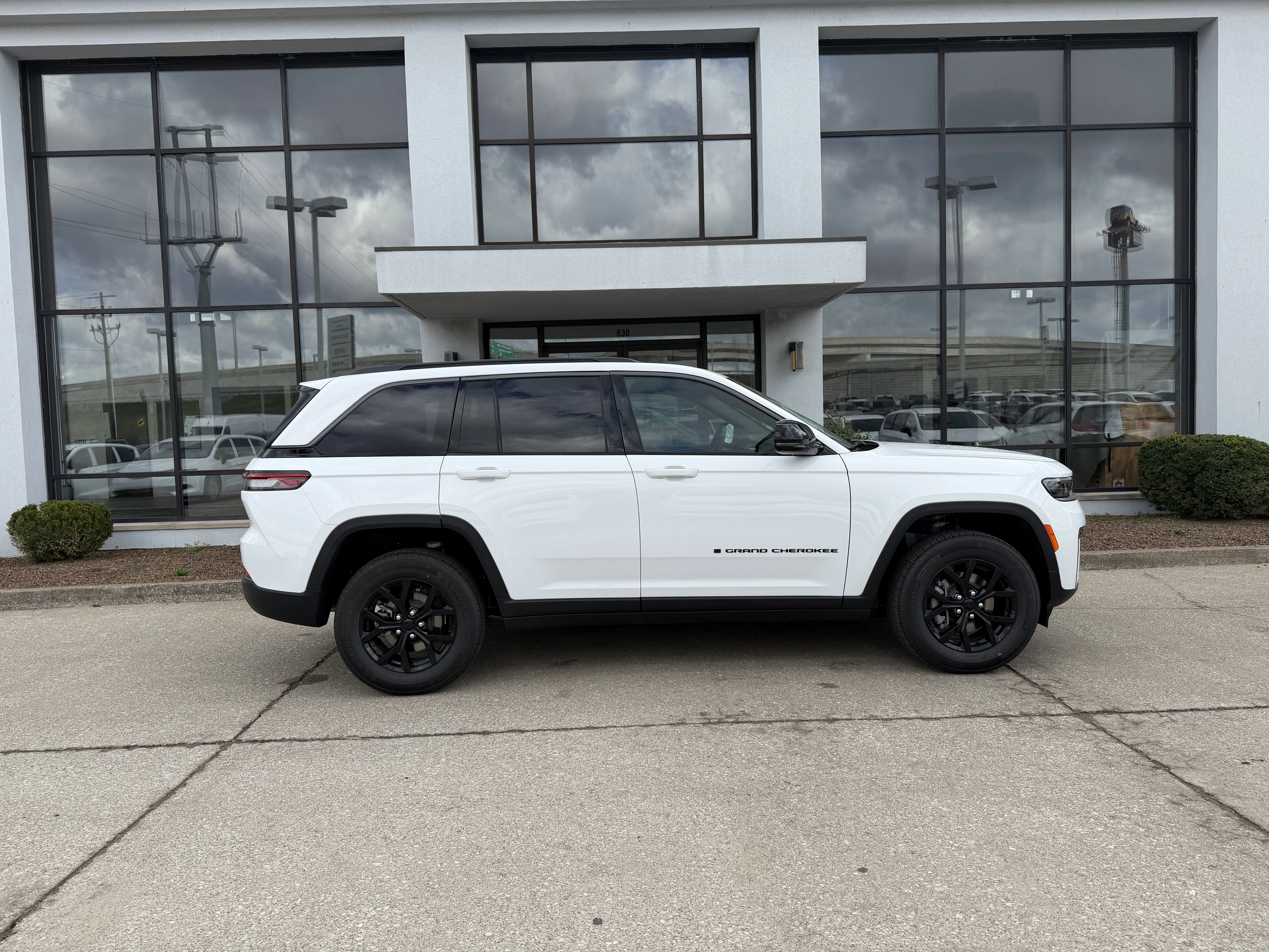 New 2026 Bright White Clear-Coat Exterior Paint Jeep Altitude image 3