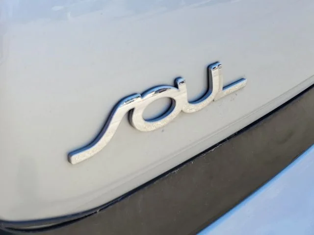 Used 2014 Silver Kia Plus image 8