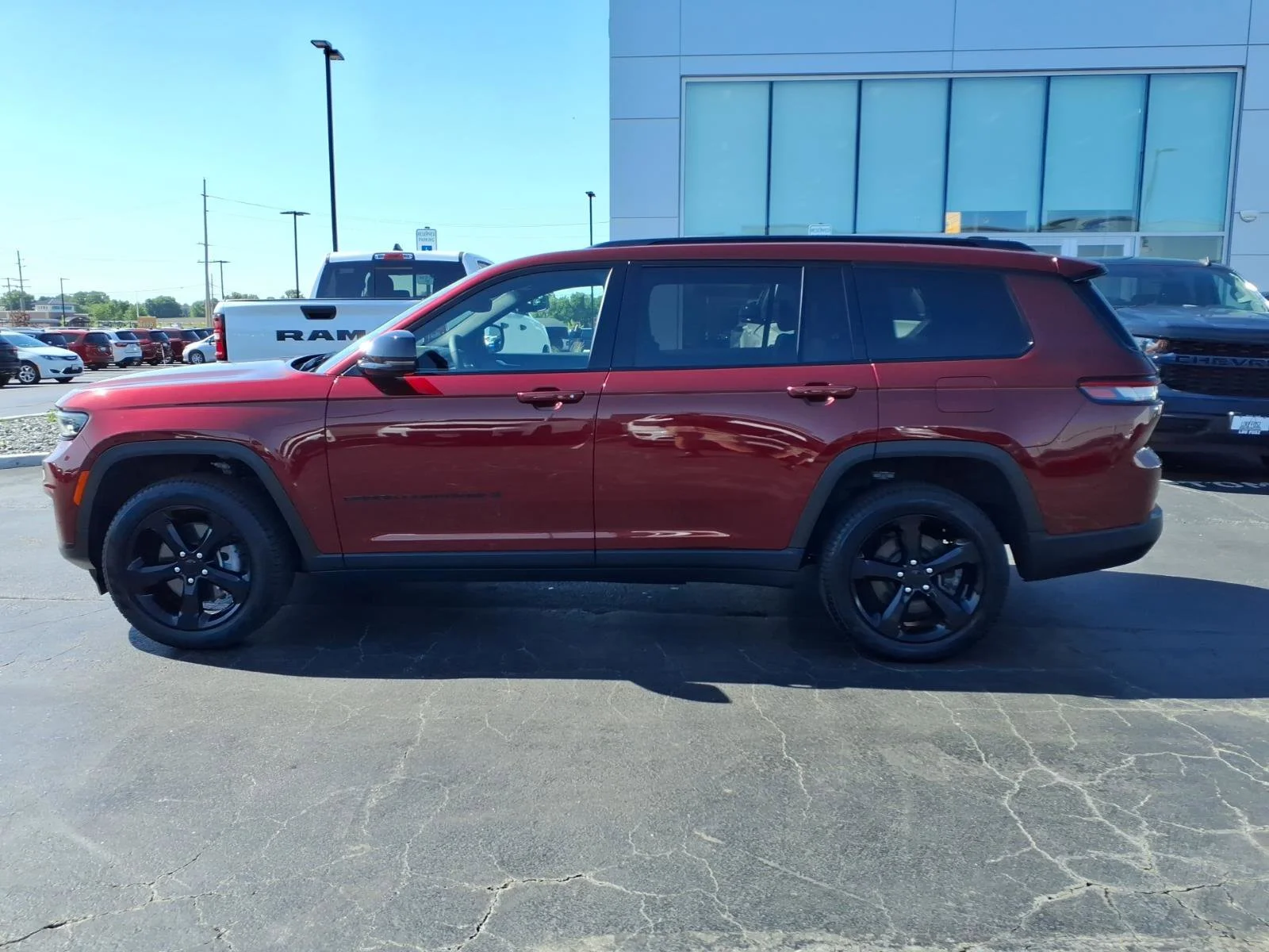 Used 2024 Velvet Red Pearlcoat Jeep Limited image 4