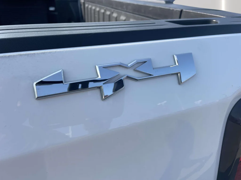 Used 2025 Summit White GMC SLT image 8