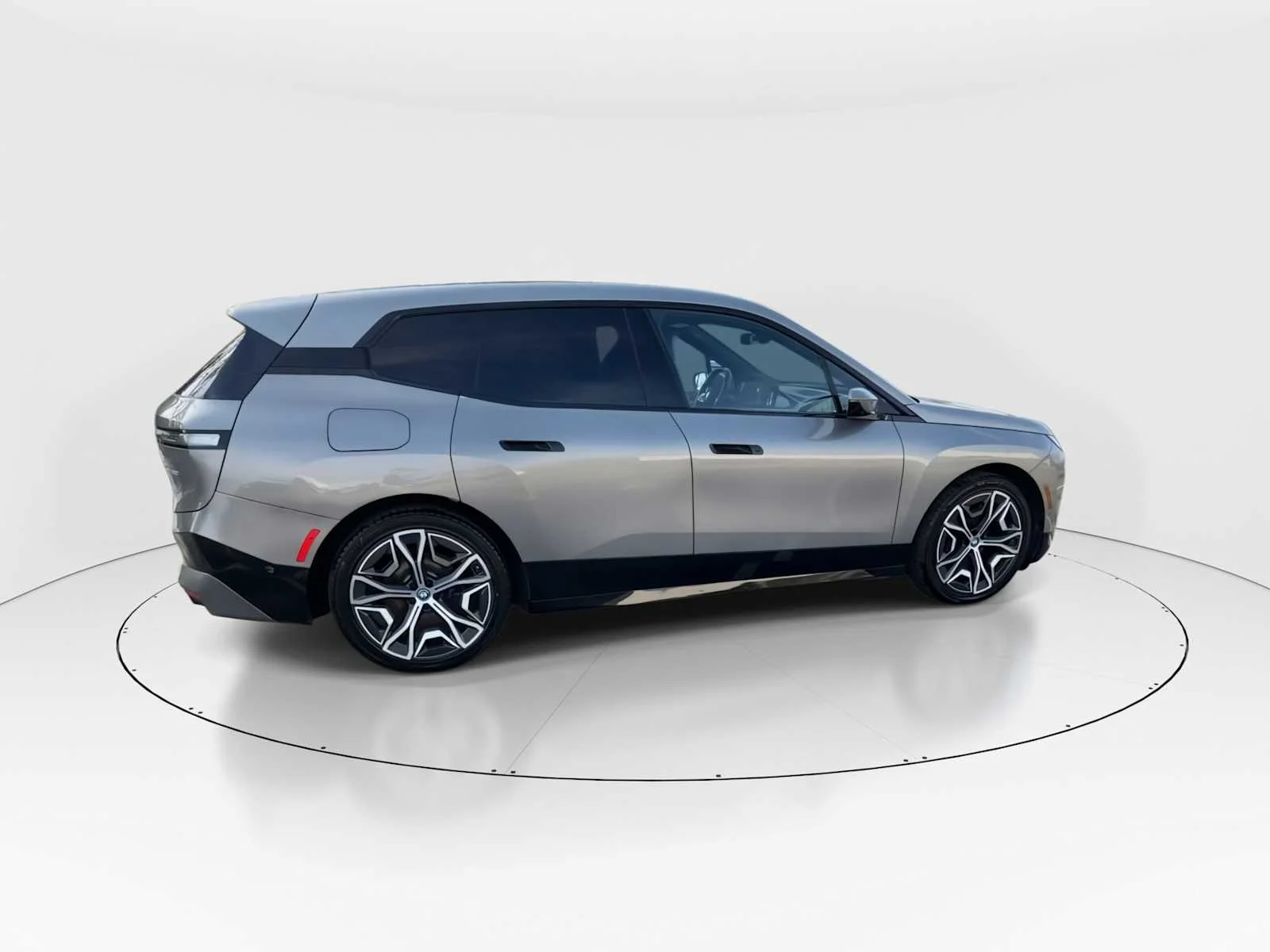 Used 2023 Oxide Grey Metallic BMW xDrive50 image 8