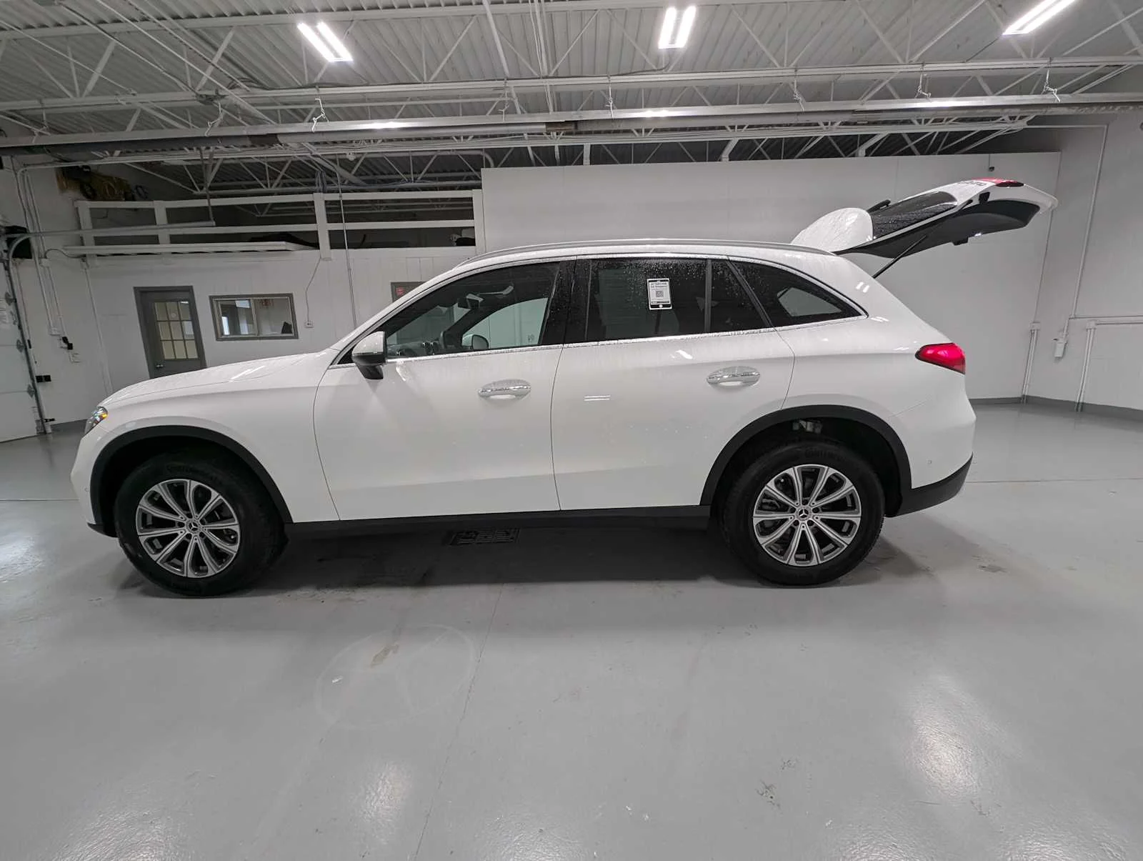 Used 2024 Polar White Mercedes-Benz GLC 300 image 12