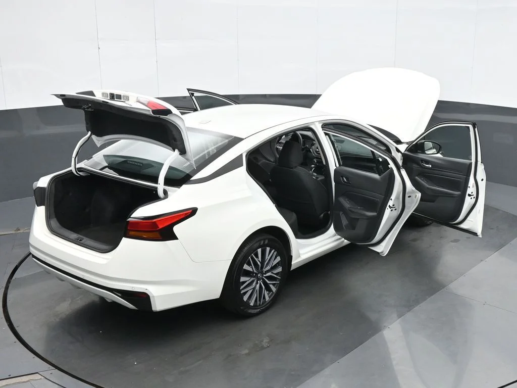 Used 2025 White Nissan 2.5 SV image 39
