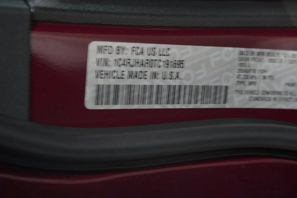 New 2026 Velvet Red Pearl-Coat Exterior Paint Jeep Laredo Altitude image 40