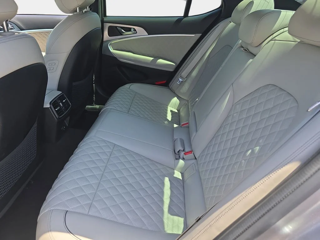 Used 2023 Silver Genesis 3.3T image 17