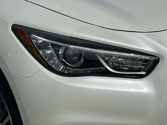 Used 2017 White INFINITI Base image 9