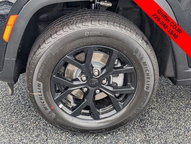 New 2026 Diamond Black Crystal Pearl-Coat Exterior Paint Jeep Laredo image 13
