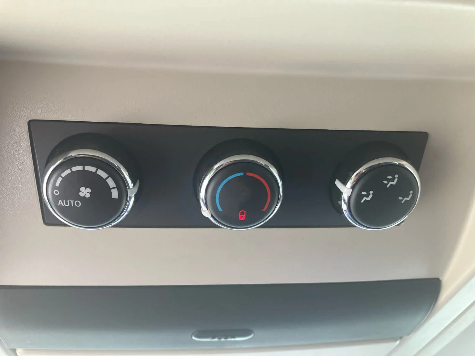 Used 2013 Brilliant Black Crystal Pearl Chrysler Touring image 29