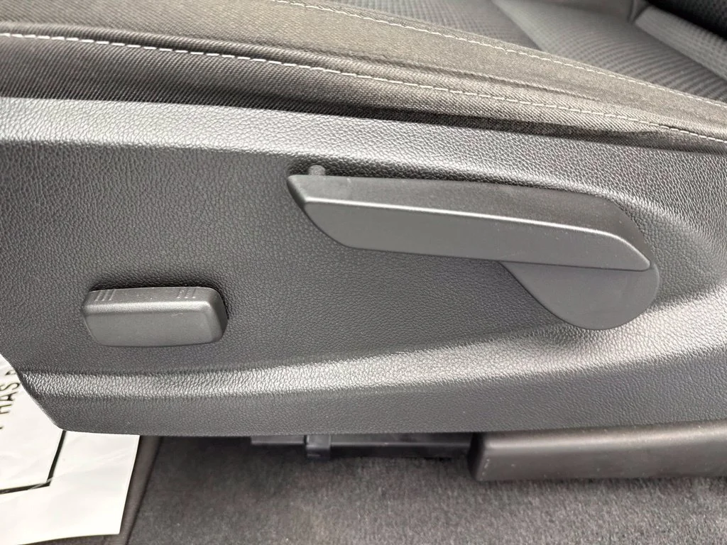 2021 Chevrolet Colorado LT Crew Cab Pickup Slide 16