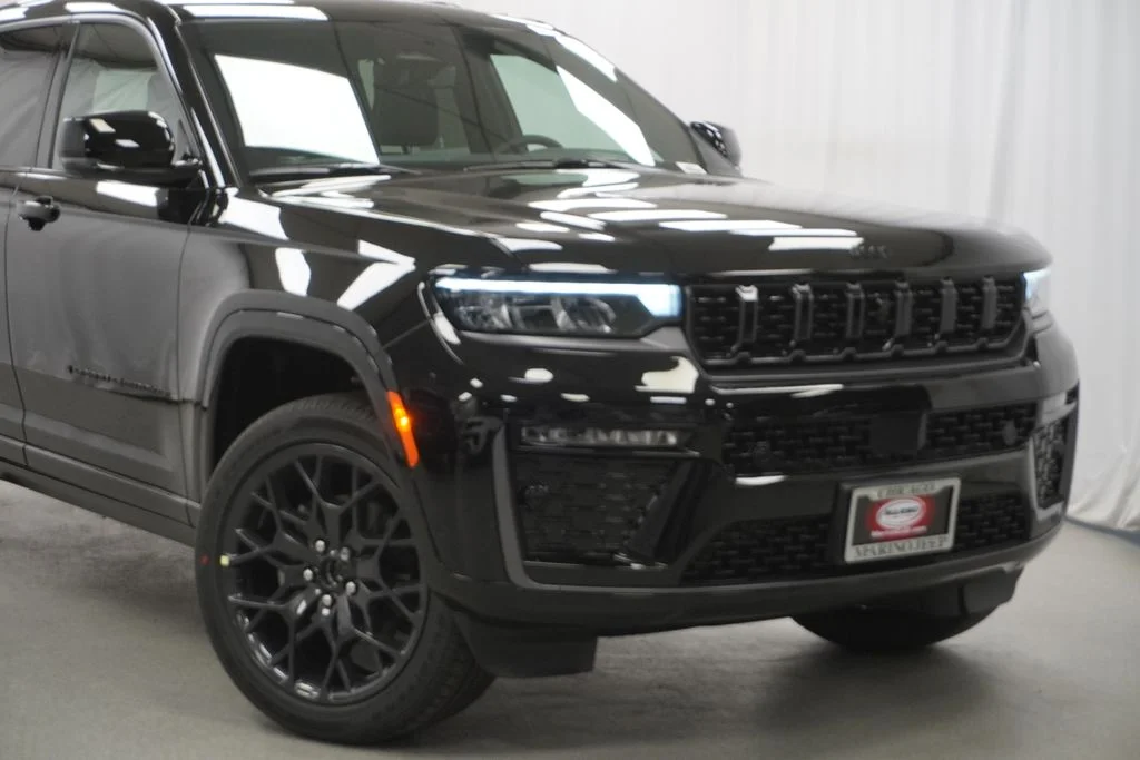 New 2026 Diamond Black Crystal Pearl-Coat Exterior Paint Jeep Summit image 3