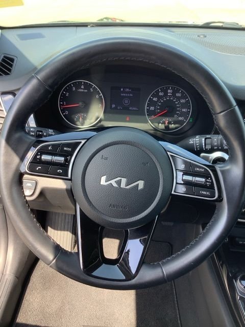 Used 2022 Black Kia EX image 28