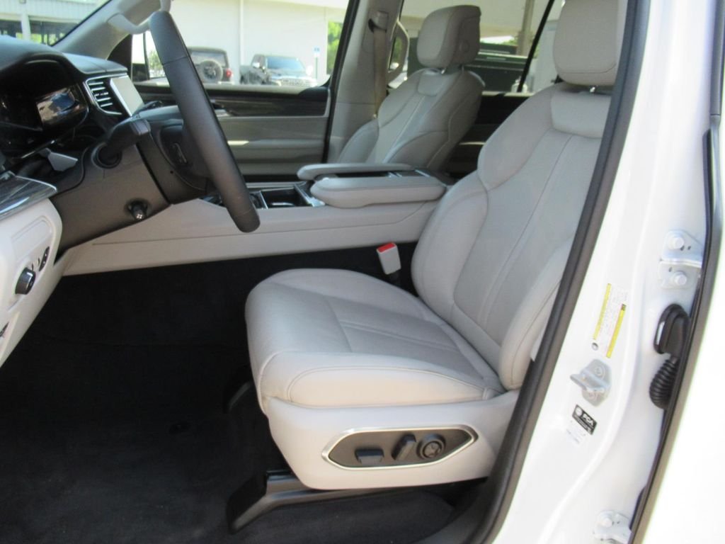 Used 2022 White Jeep Series II image 19
