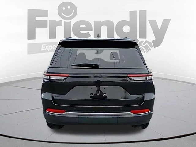 New 2026 Diamond Black Crystal Pearl-Coat Exterior Paint Jeep Altitude image 4