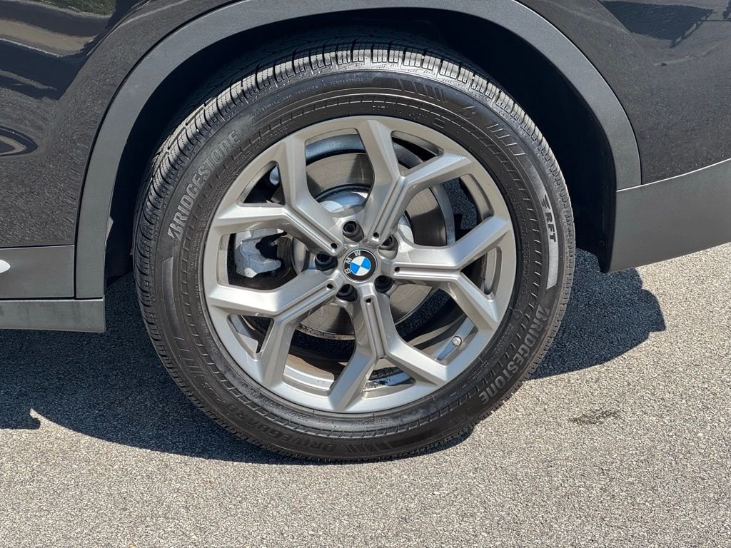 Used 2024 Black BMW xDrive30i image 12