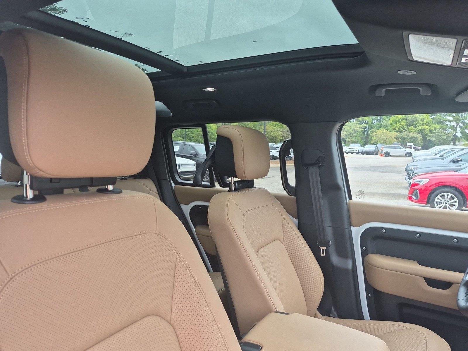 New 2026 Fuji White Land Rover X-Dynamic SE image 33