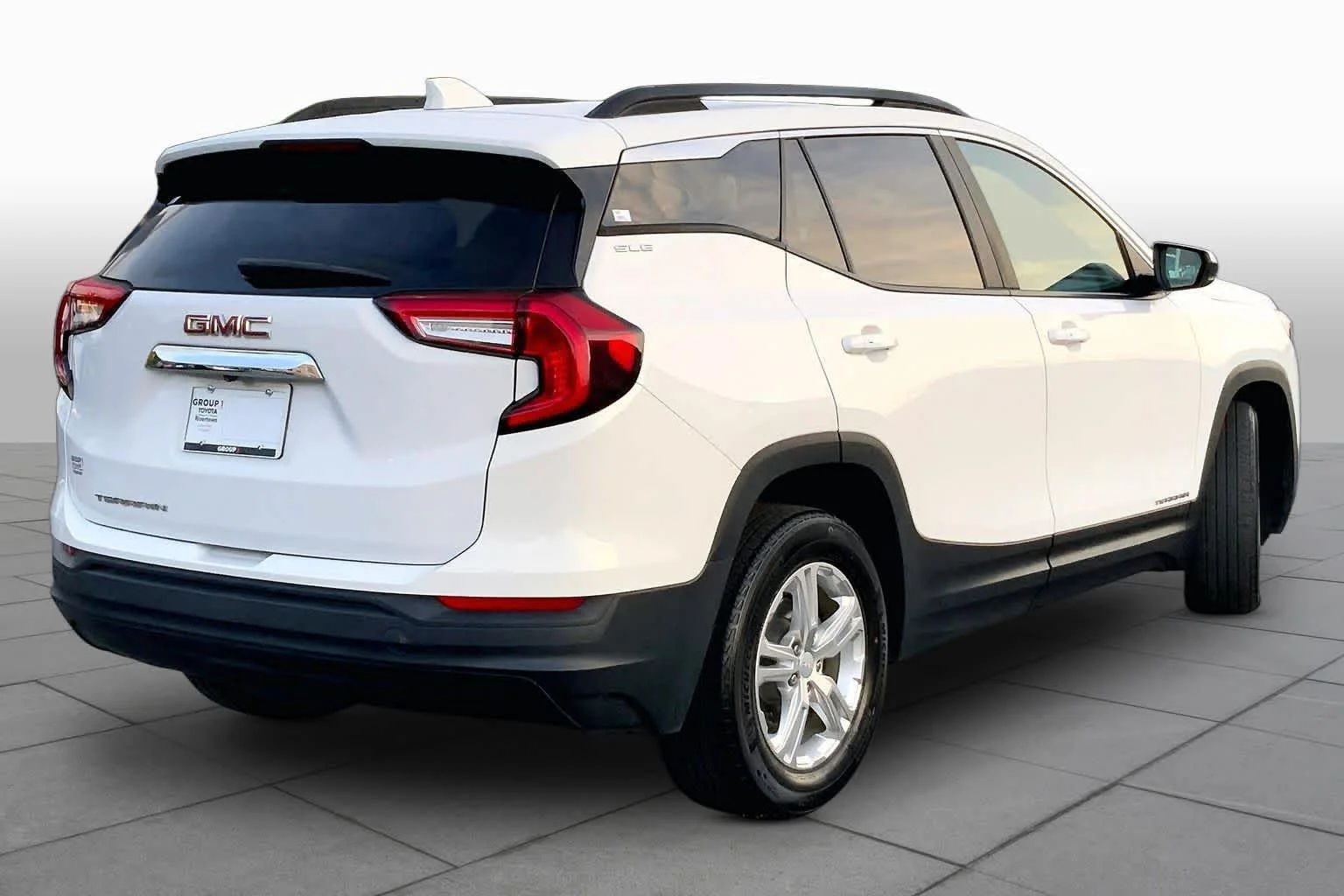 Used 2022 Summit White GMC SLE image 13