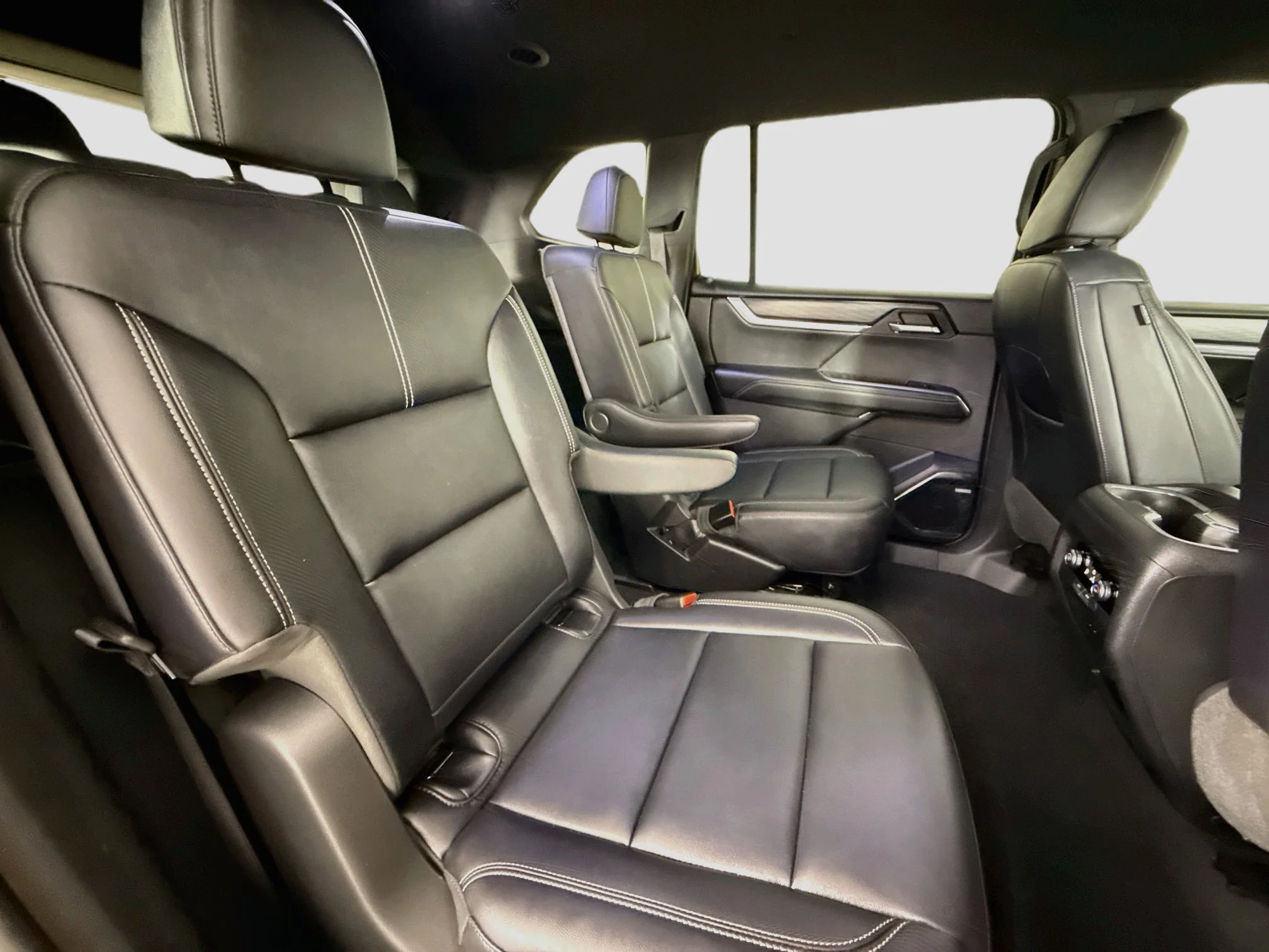Used 2024 Summit White GMC Elevation image 29