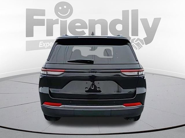 New 2026 Diamond Black Crystal Pearl-Coat Exterior Paint Jeep Altitude image 4