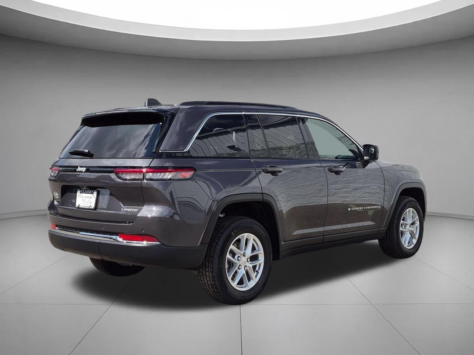 New 2026 Baltic Gray Metallic Clear-Coat Exterior Paint Jeep Laredo X image 5