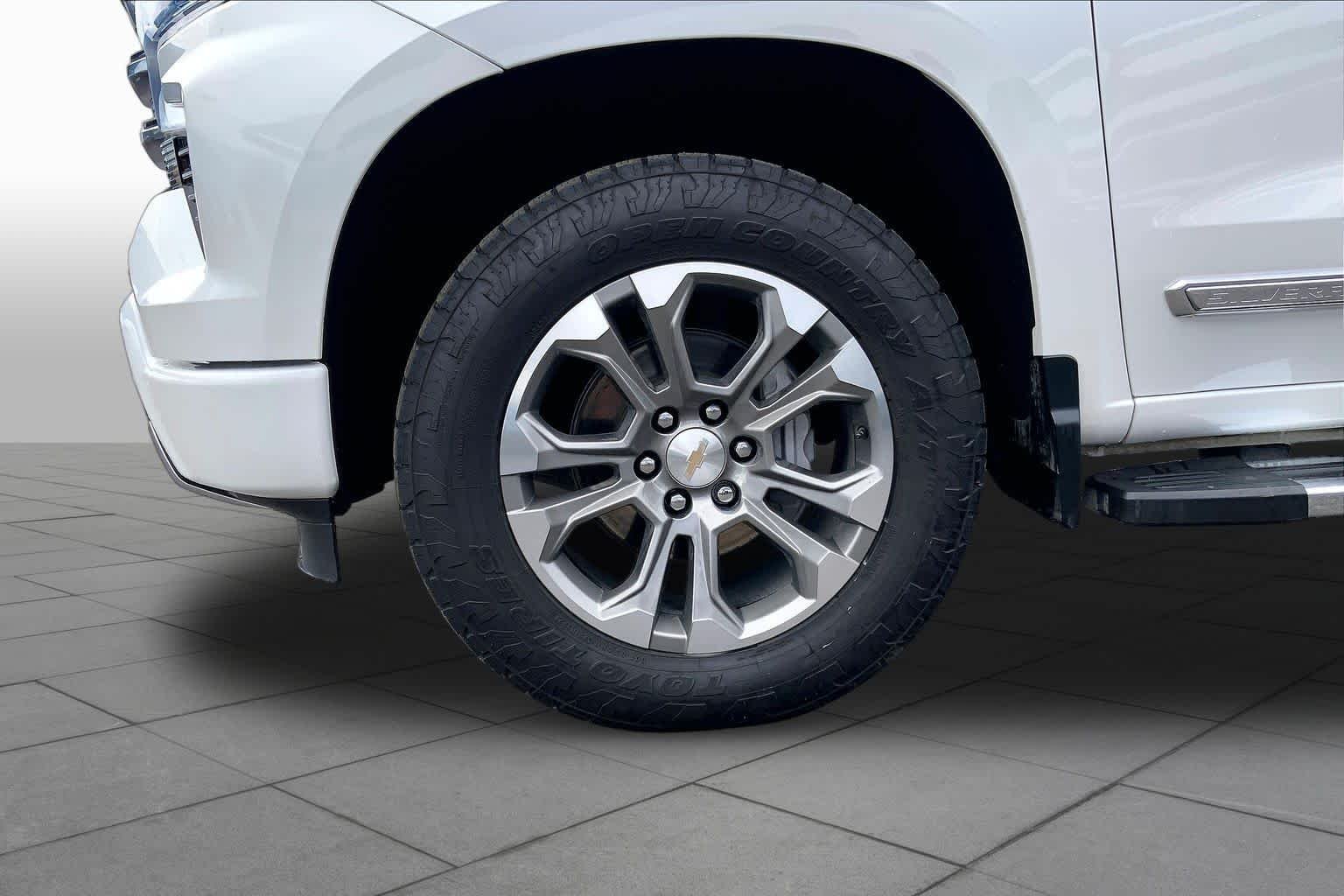 Used 2024 Iridescent Pearl Tricoat Chevrolet High Country image 11