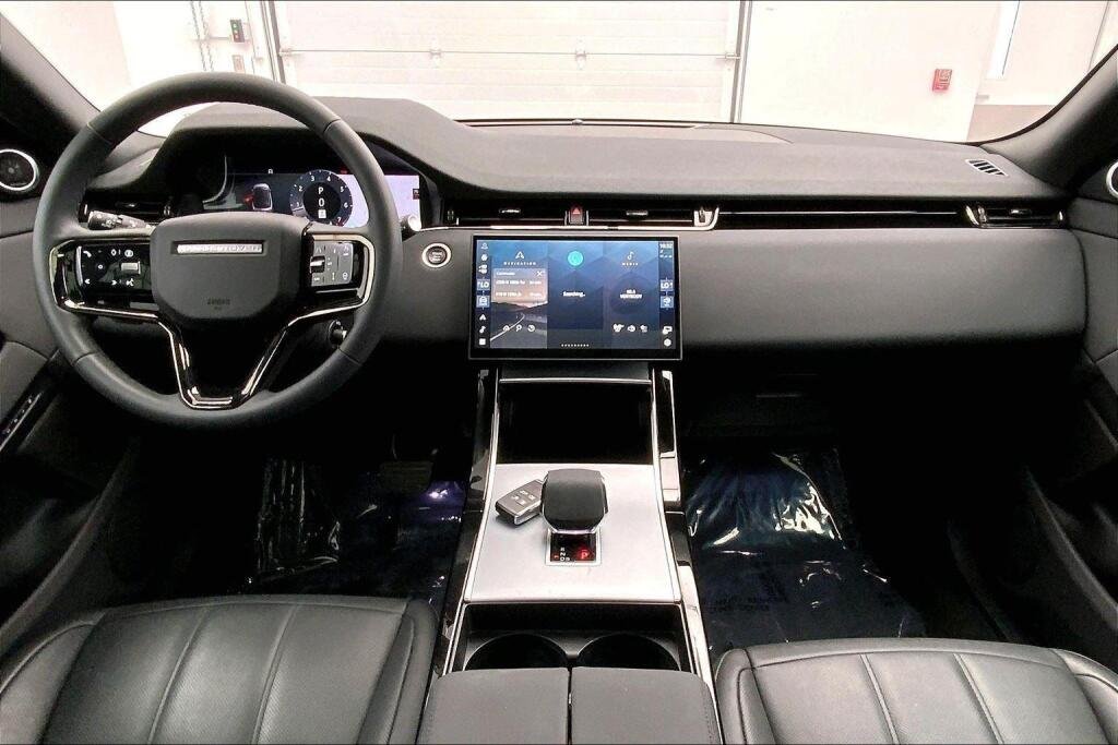 New 2025 Santorini Black Land Rover Core S image 5
