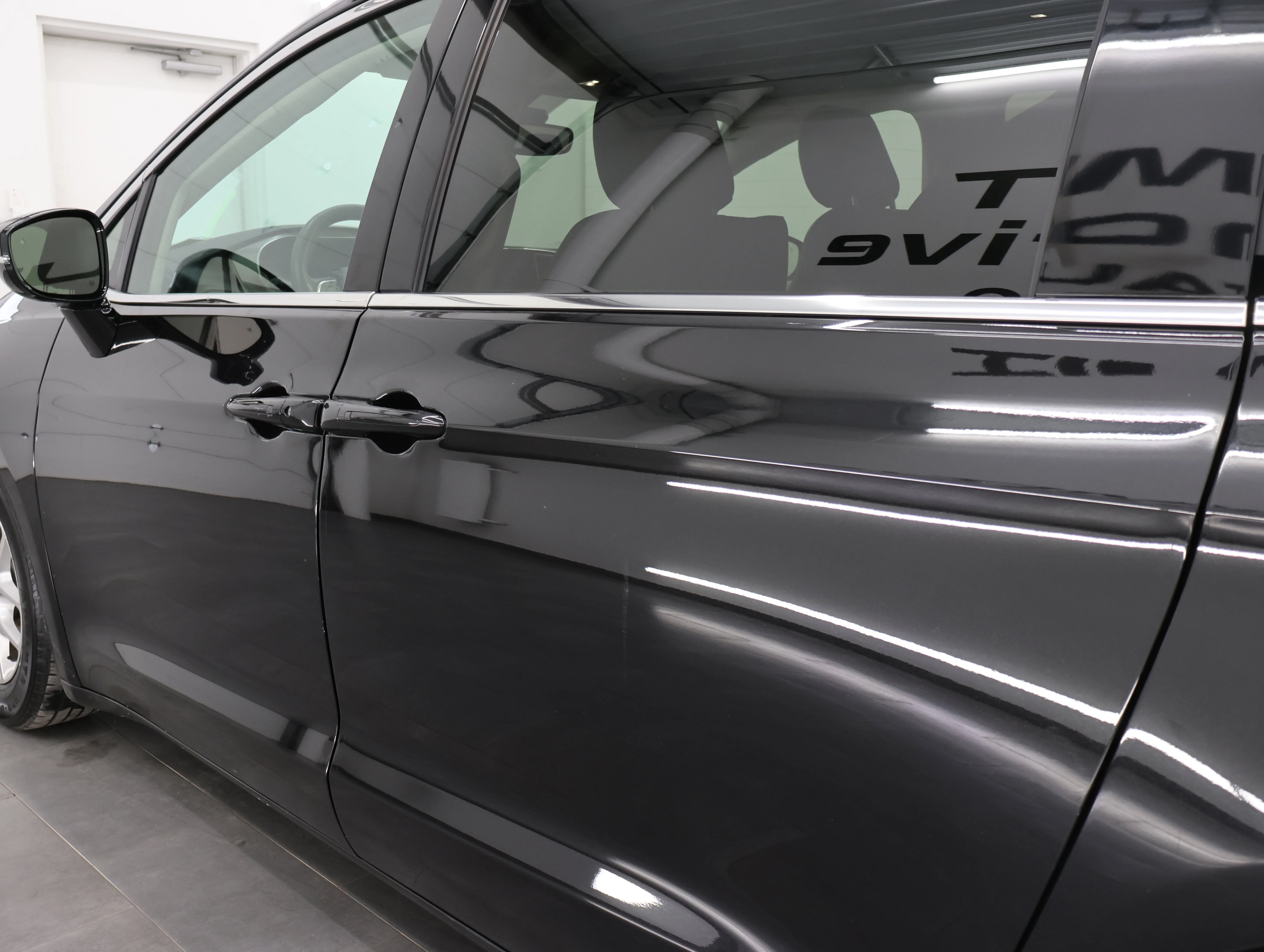 Used 2024 Diamond Black Crystal Pearlcoat Chrysler Touring L image 34