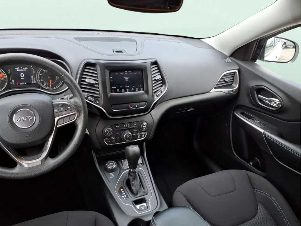 Used 2021 White Jeep Latitude image 18