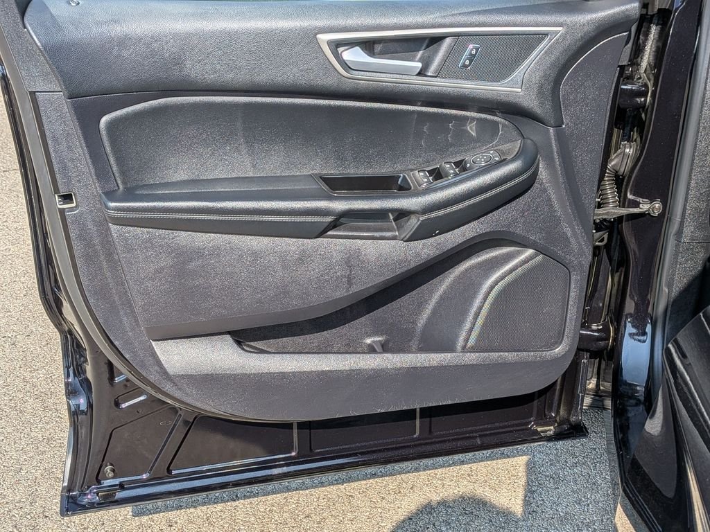 Used 2020 Black Ford SEL image 18