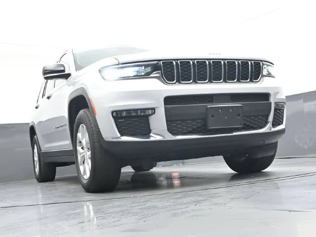 Used 2023 Silver Jeep Limited image 39