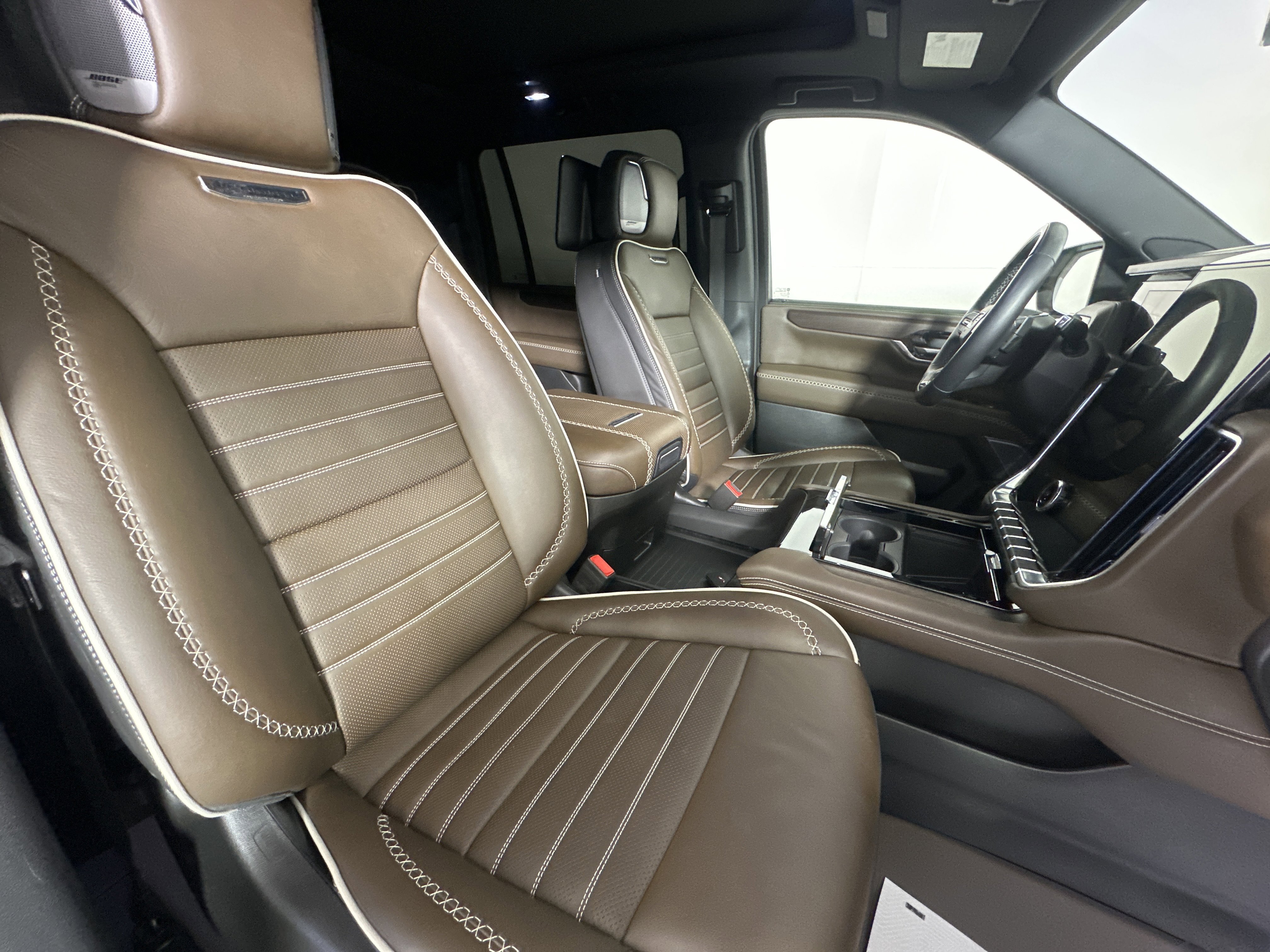 Used 2025 White Frost Tricoat GMC Denali Ultimate image 27