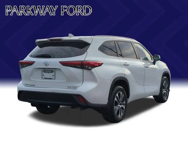Used 2023 Beige Toyota XLE image 5