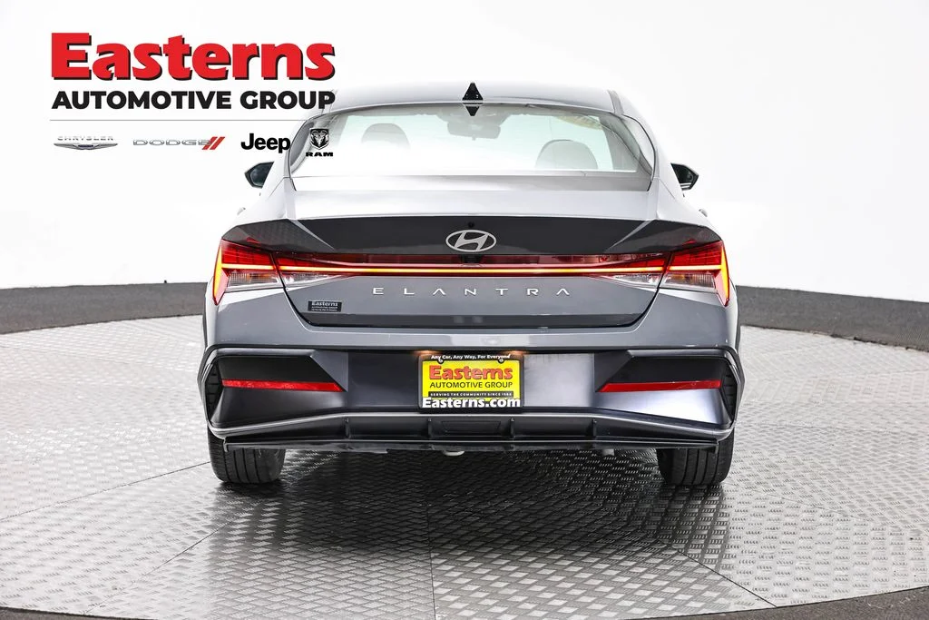 Used 2025 Gray Hyundai SEL Convenience image 7