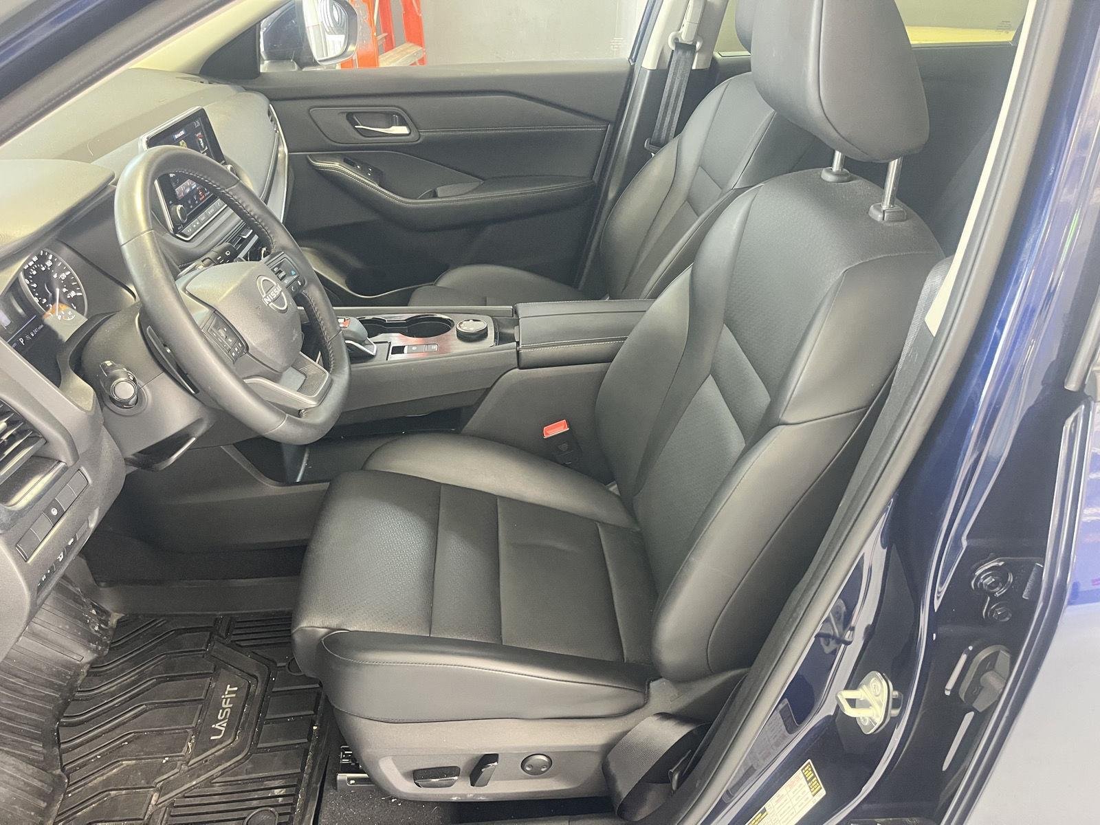 Used 2025 Deep Ocean Blue Pearl Nissan SV image 12