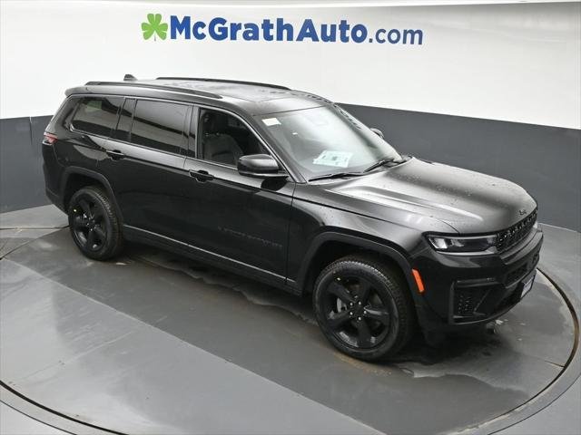 New 2026 Diamond Black Crystal Pearl-Coat Exterior Paint Jeep Limited image 3