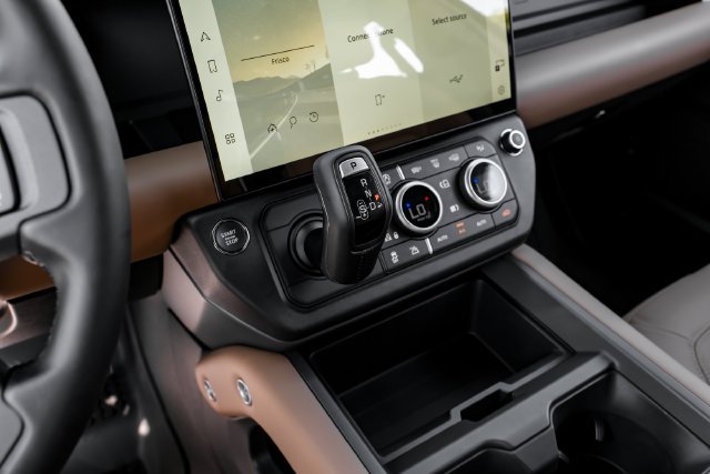 New 2026 Santorini Black Land Rover X-Dynamic SE image 28