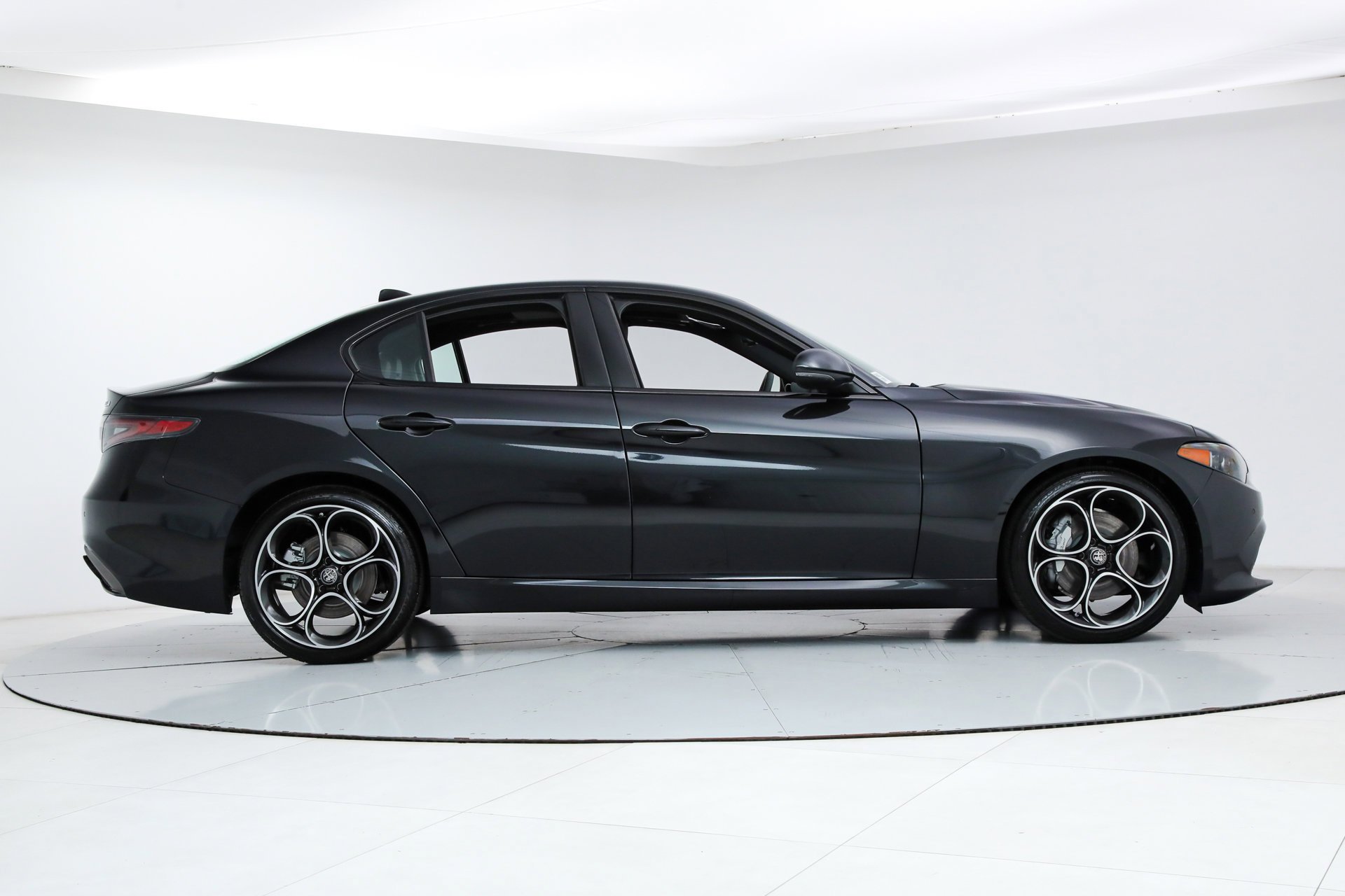 New 2025 Vulcano Black Metallic Exterior Paint Alfa Romeo  image 6