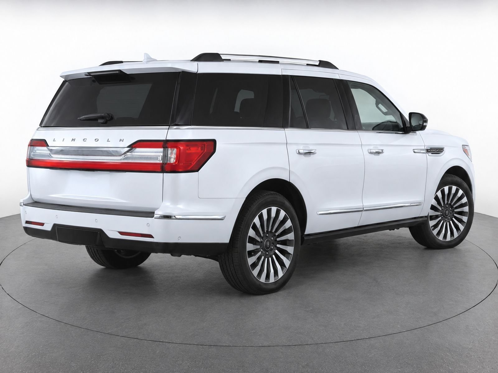 Used 2018 White Platinum Metallic Tri-Coat Lincoln Reserve image 3
