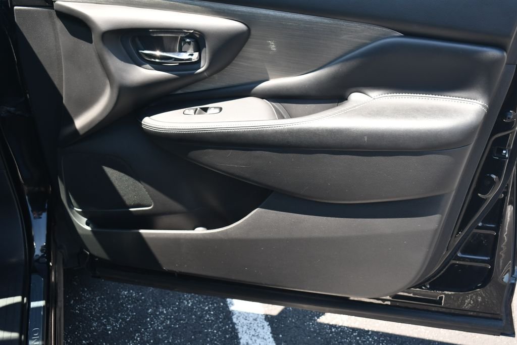 Used 2016 Magnetic Black Nissan SL image 33