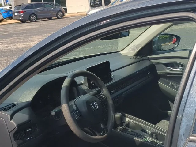 Used 2025  Honda SE image 2