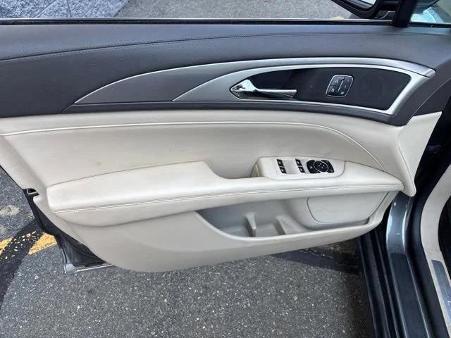 Used 2018 Magnetic Gray Metallic Lincoln Premiere image 14