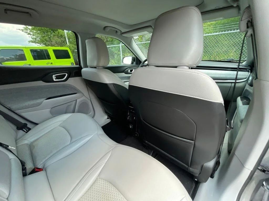 Used 2022 Silver Jeep Latitude image 12