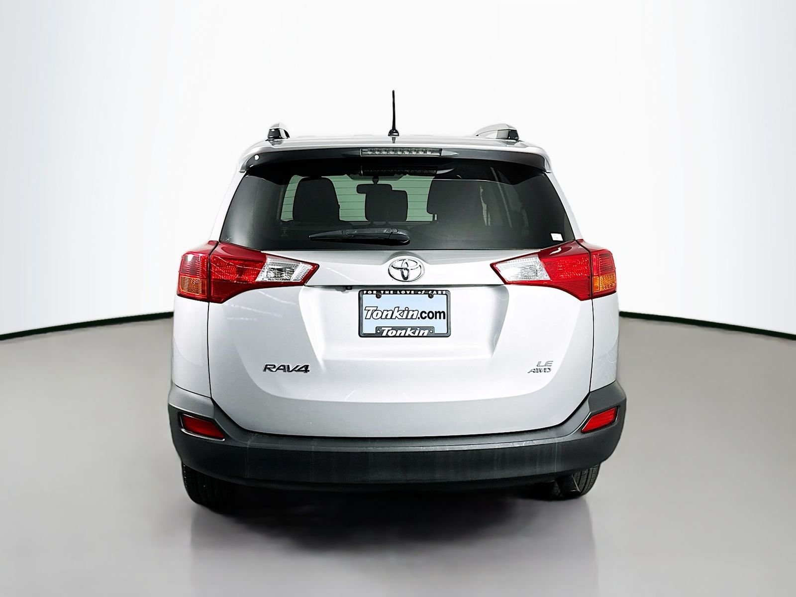 Used 2014 Classic Silver Metallic Toyota LE image 5