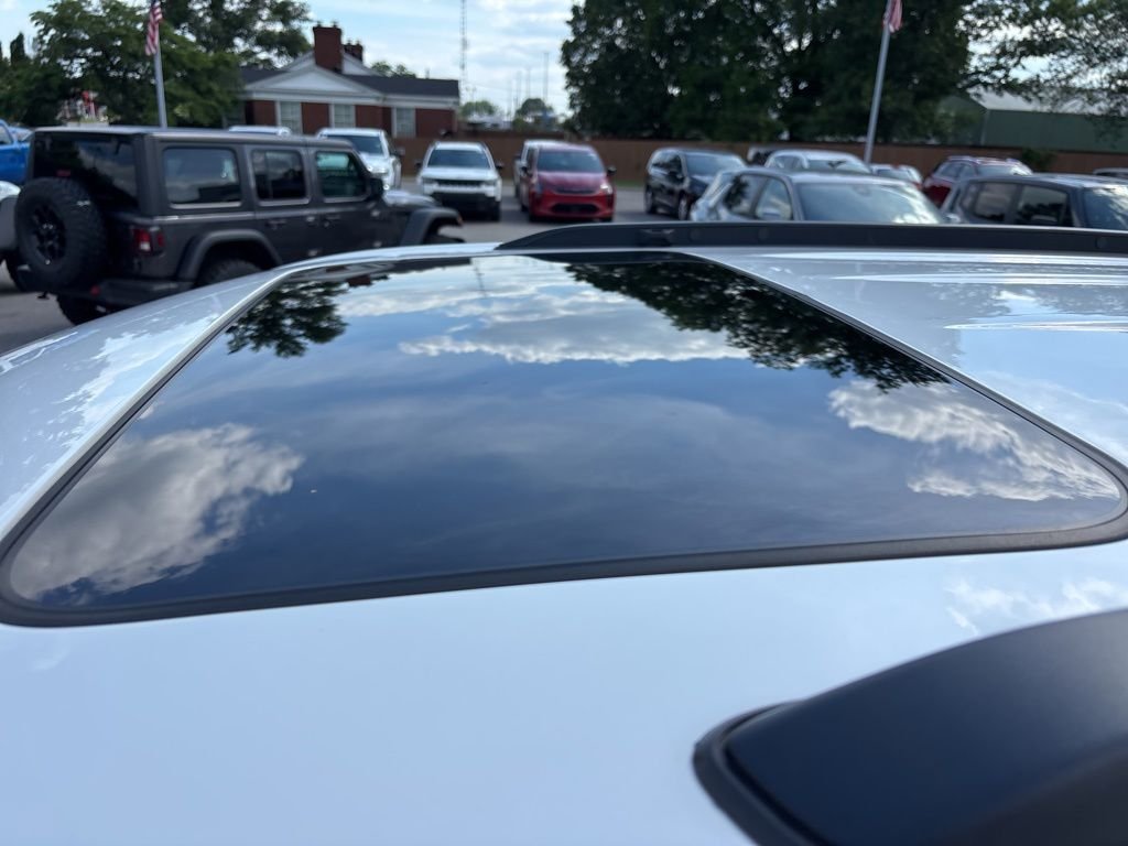 Used 2025 White Jeep Laredo X image 31